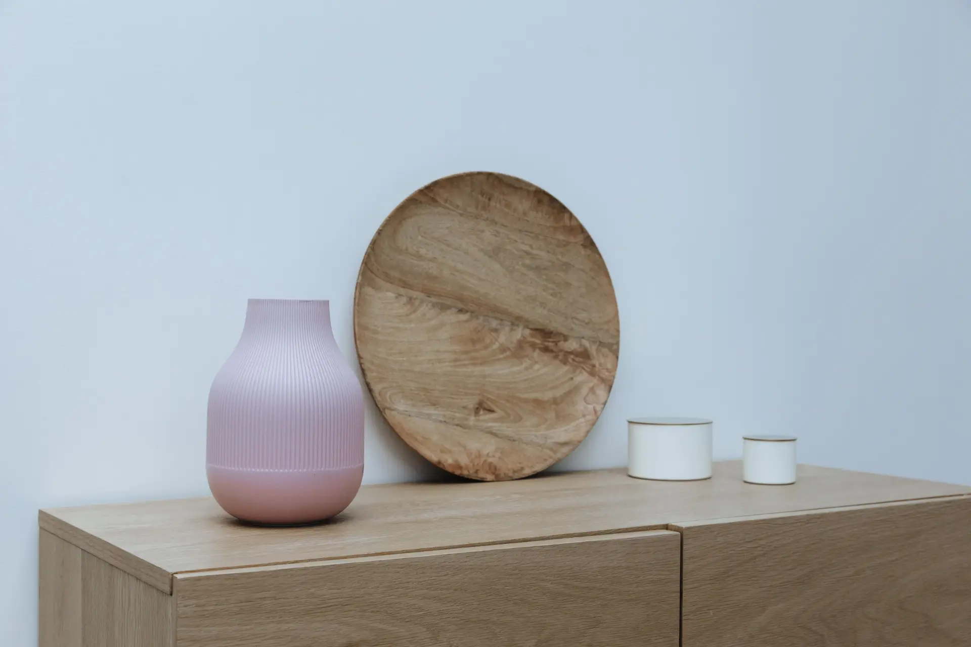 Detalj av håndlaget keramikk og naturlig lys eik