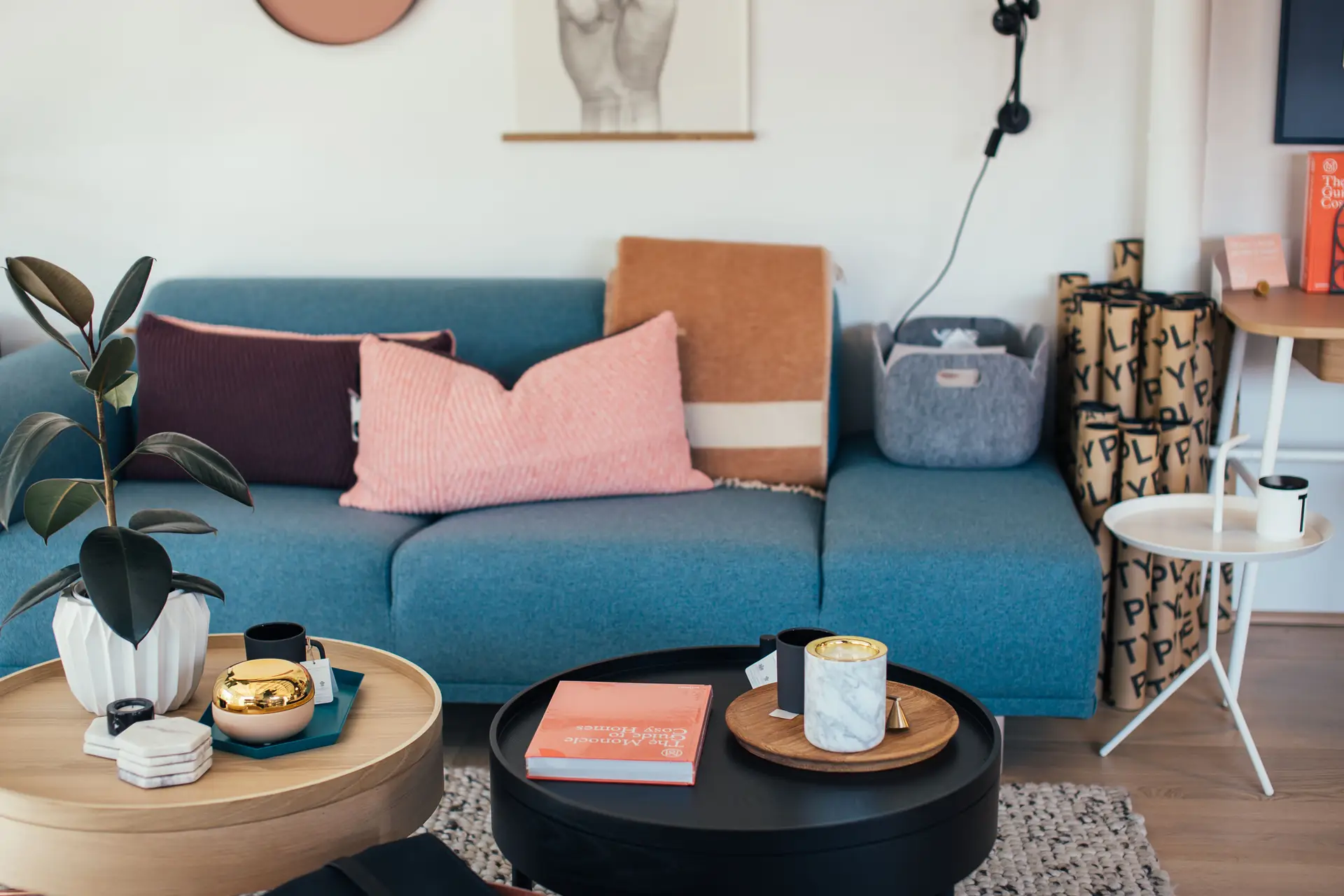 Skandinavisk stue med behagelig sofa, varme tekstiler og lyst treverk
