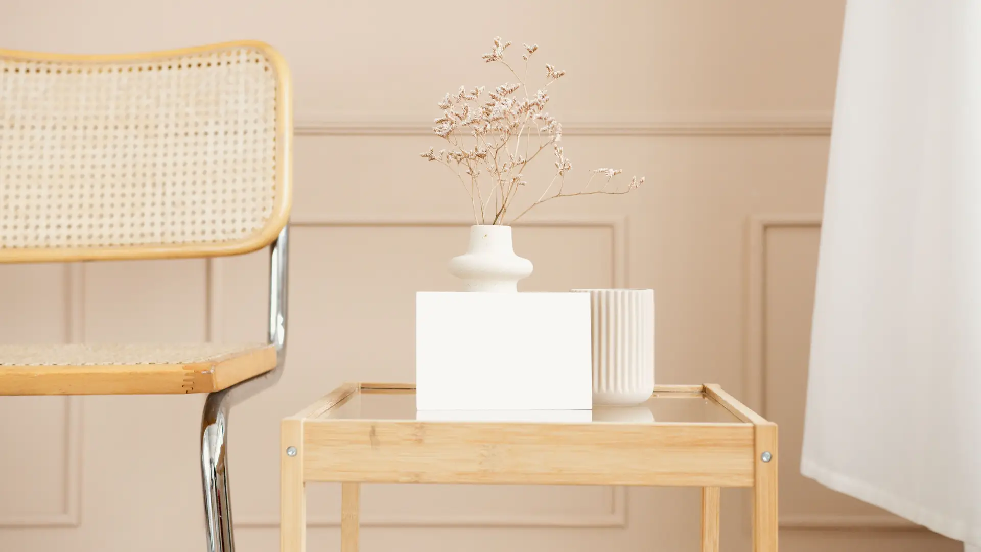 Harmonisk farge- og materialpalett med naturtre og kalktoner