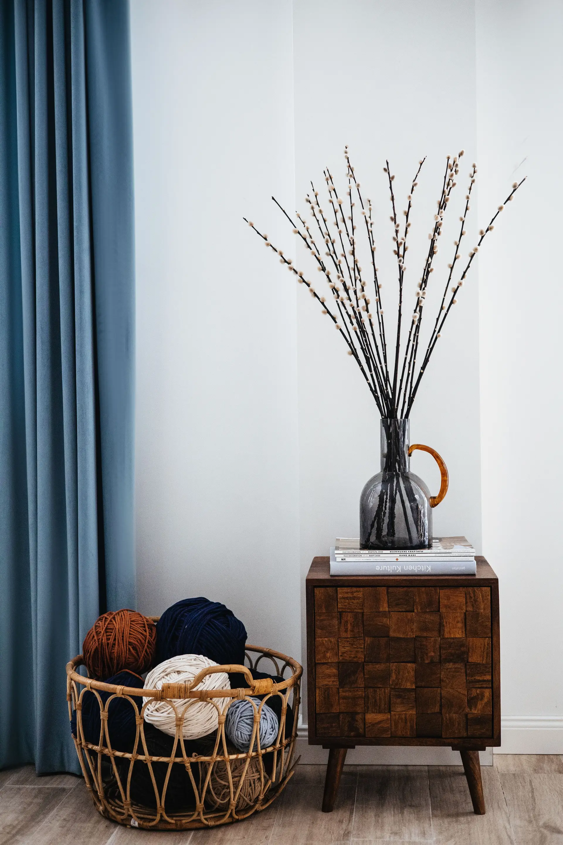 Inspirasjonseksempel: Kurv med naturfiber, garn og diskret blomsterdekor