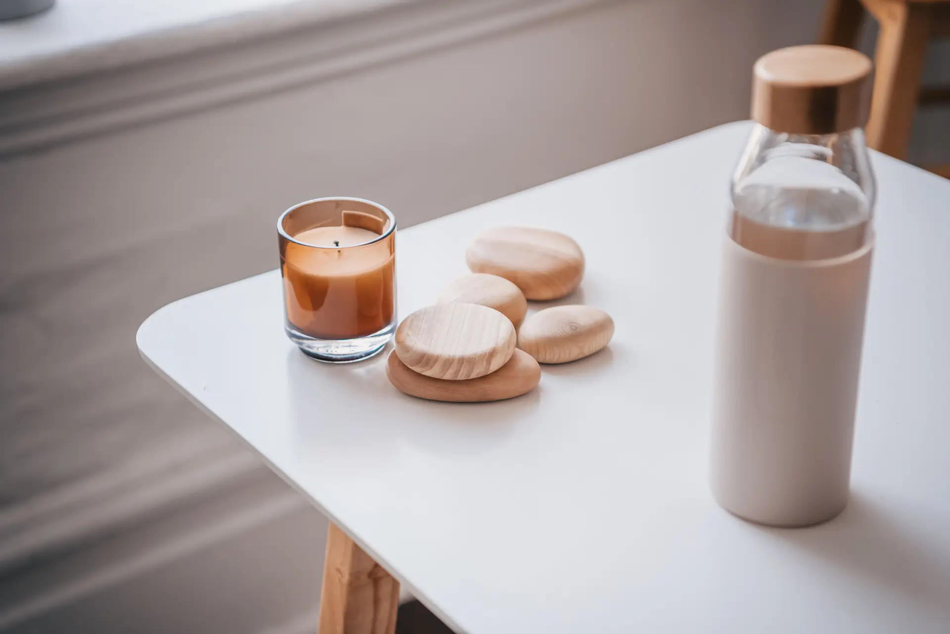 Rolig og minimalistisk skandinavisk interiør med naturlige materialer
